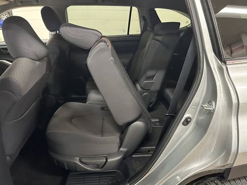 Used 2024 Toyota Highlander LE AWD/4WD image 35