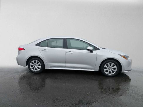 Used 2025 Toyota Corolla LE FWD image 2
