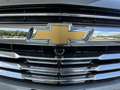 New 2025 Chevrolet Suburban Premier image 32