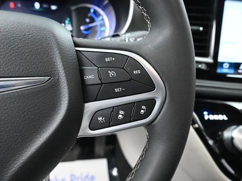 Used 2024 Chrysler Pacifica Select image 35