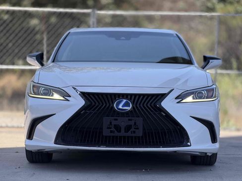 Used 2019 Lexus ES 300h w/ Accessory Package 2 FWD image 2