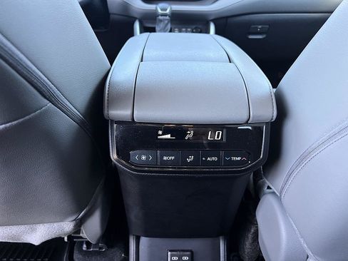 Used 2024 Toyota Highlander XLE FWD image 30