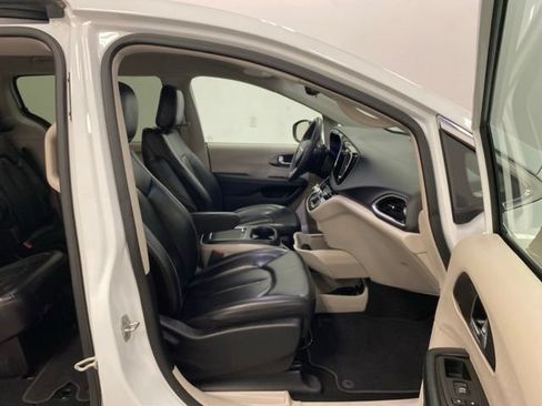 Used 2023 Chrysler Pacifica Touring-L FWD image 23