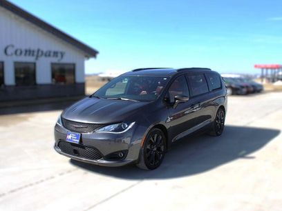 Used 2020 Chrysler Pacifica Limited w/ Quick Order Package 27H Red S