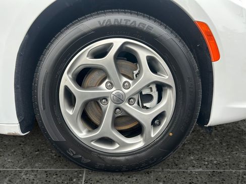 Used 2024 Chrysler Pacifica Limited image 9