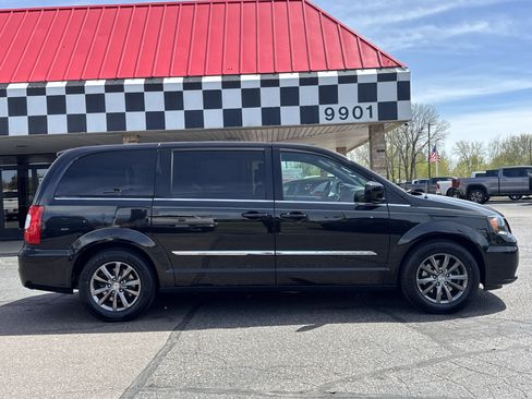 Used 2016 Chrysler Town & Country S w/ Driver Convenience Group FWD image 8