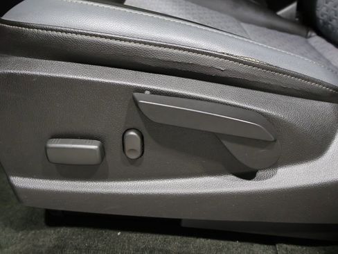 Used 2018 Chevrolet Colorado Z71 AWD/4WD image 12