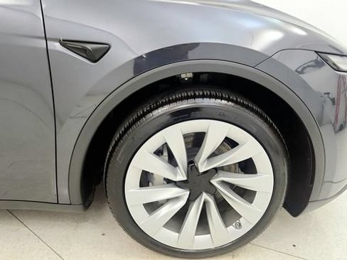 Used 2026 Tesla Model Y Long Range RWD image 37