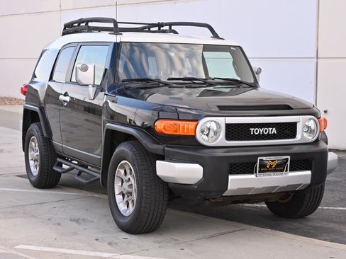 Used 2011 Toyota FJ Cruiser 2WD w/ Upgrade Pkg image 9