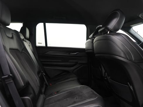 Used 2024 Jeep Grand Cherokee L Laredo image 11