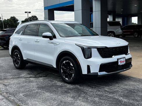 Used 2024 Kia Sorento S image 2