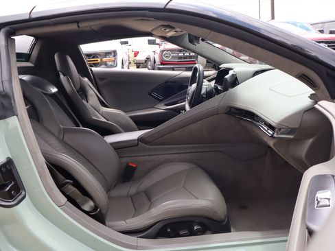 Used 2024 Chevrolet Corvette Stingray Premium Conv w/ Z51 Performance Package RWD image 30