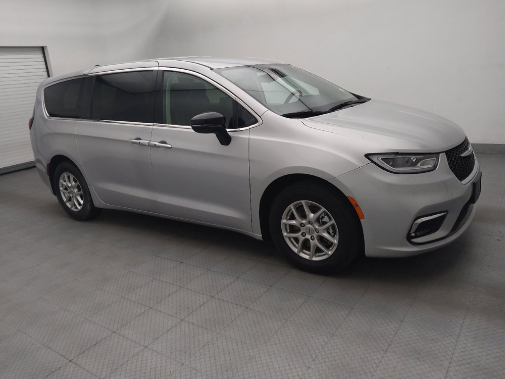 Used 2024 Chrysler Pacifica Touring-L FWD image 11