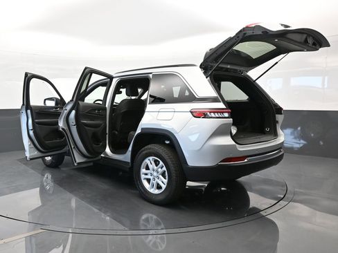 Used 2024 Jeep Grand Cherokee Laredo w/ Trailer Tow Package image 57