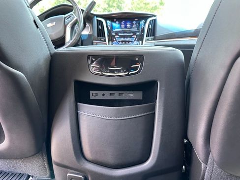 Used 2020 Cadillac Escalade Luxury w/ Escalade Sport Edition image 20