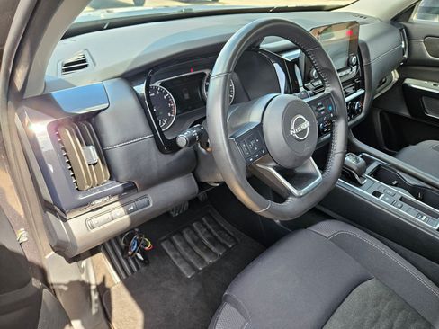 Used 2025 Nissan Pathfinder SV FWD image 16