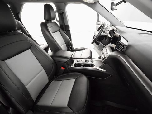 Used 2023 Ford Explorer XLT w/ Equipment Group 202A image 12