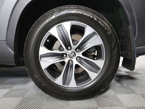 Used 2021 Toyota Highlander XLE AWD/4WD image 8