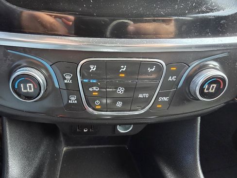 Used 2021 Chevrolet Traverse LS image 21