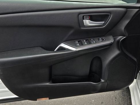 Used 2016 Toyota Camry SE image 9