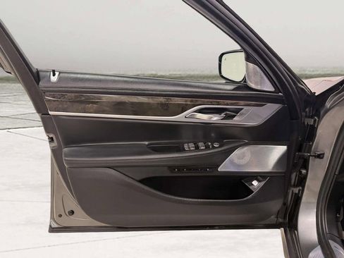 Used 2019 BMW 750i xDrive w/ Executive Package image 17