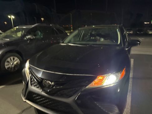 Used 2020 Toyota Camry SE image 2