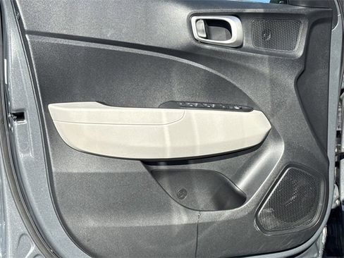 Certified 2025 Hyundai Venue SEL image 10