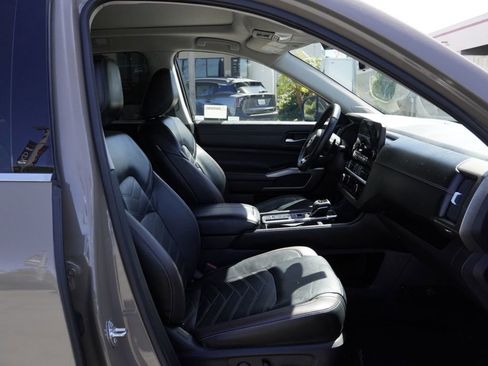 Used 2023 Nissan Pathfinder Platinum w/ Cargo Package FWD image 18