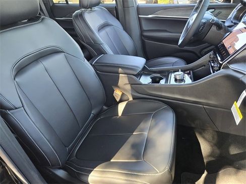 New 2025 Jeep Grand Cherokee Limited w/ Black Appearance Package image 9