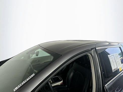 Used 2023 Chrysler Pacifica Touring-L FWD image 23
