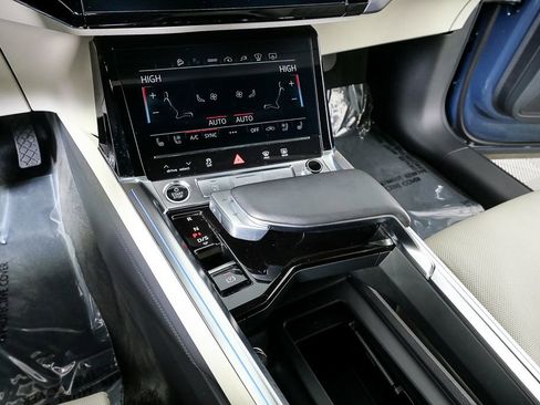 Certified 2024 Audi Q8 e-tron Prestige image 18