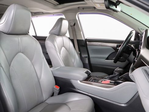 Used 2024 Toyota Highlander Limited FWD image 30
