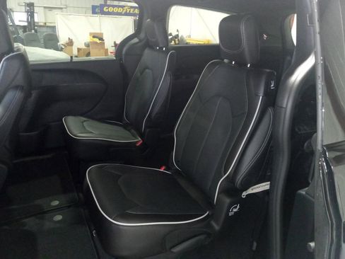 New 2026 Chrysler Pacifica Limited w/ S Appearance Package FWD image 14