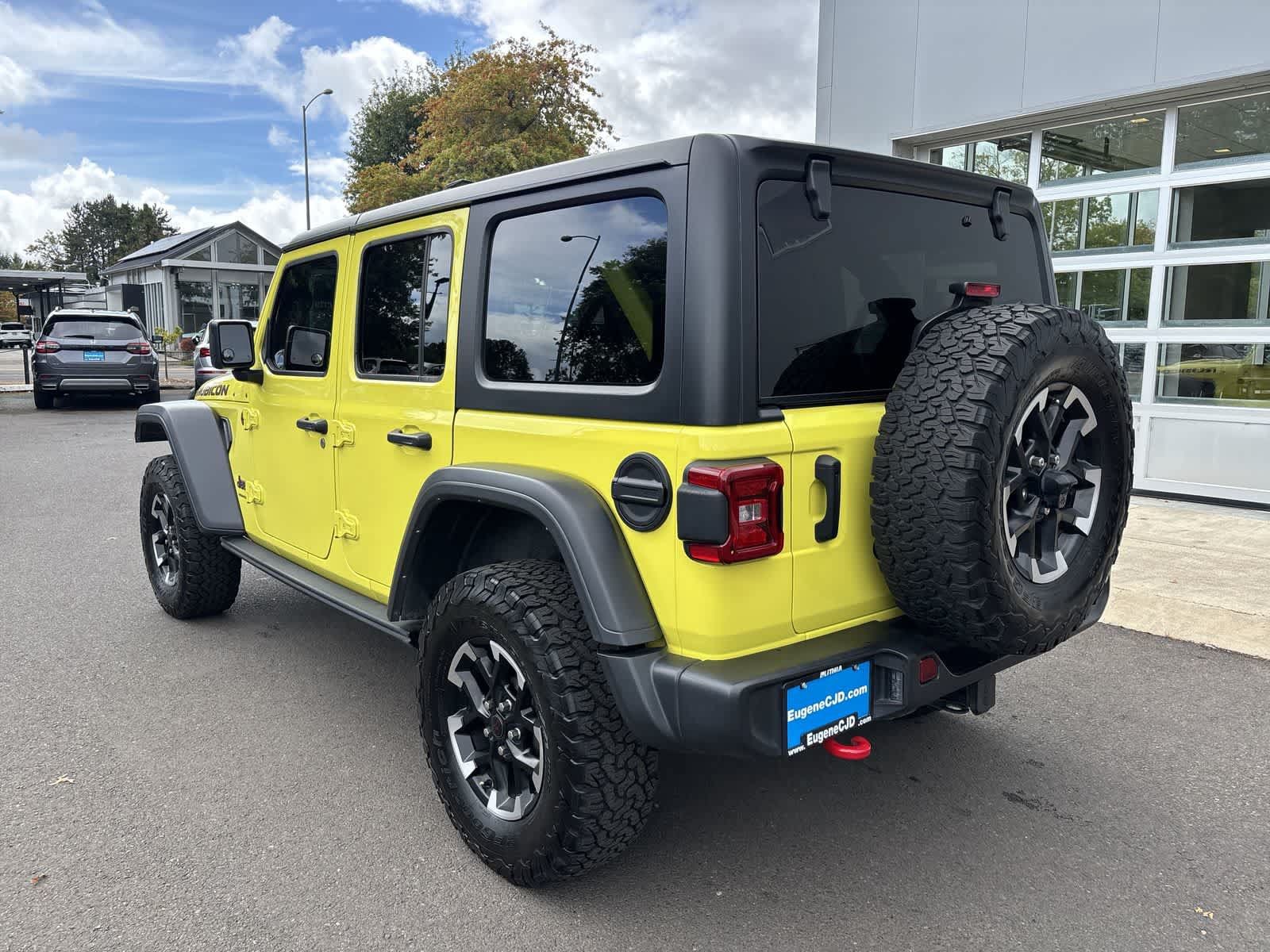 Used 2024 Jeep Wrangler Unlimited Rubicon w/ Technology Group AWD/4WD image 3