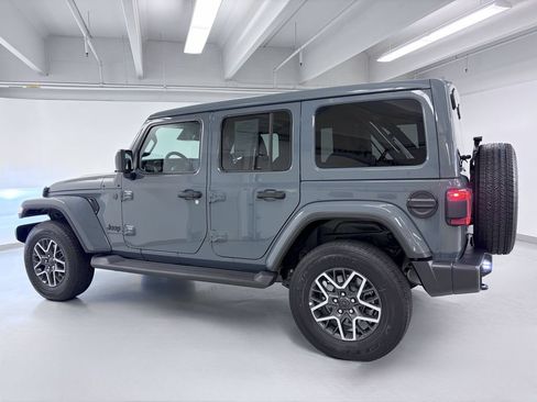 Used 2026 Jeep Wrangler Unlimited Sahara AWD/4WD image 7