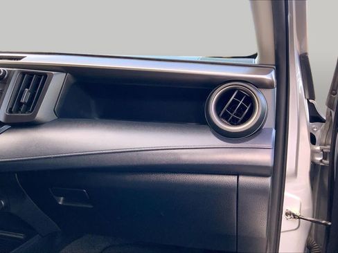 Used 2018 Toyota RAV4 LE FWD image 18