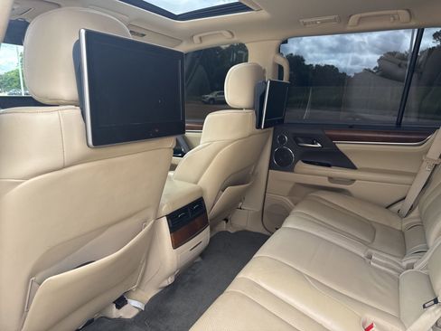 Used 2017 Lexus LX 570 4WD image 20