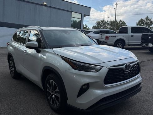 Used 2023 Toyota Highlander XLE image 3