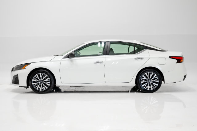 Used 2024 Nissan Altima 2.5 SV FWD image 26