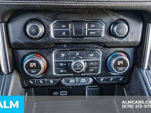 Used 2024 Chevrolet Suburban Premier RWD image 44