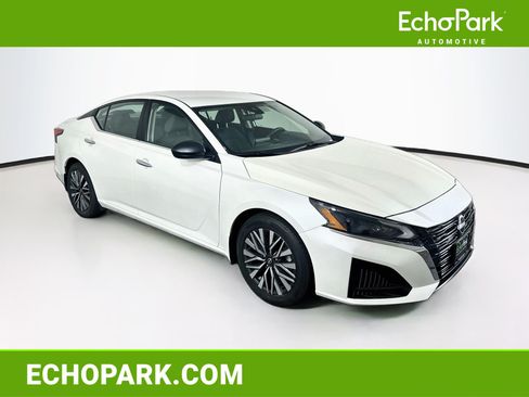 Used 2024 Nissan Altima 2.5 SV FWD image 1