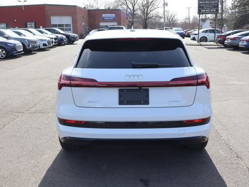 Used 2022 Audi e-tron Premium w/ Convenience Plus Package image 6