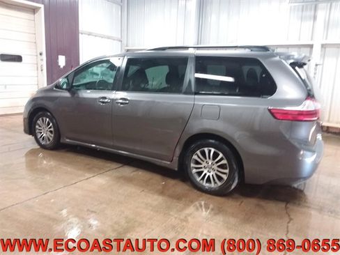 Used 2019 Toyota Sienna XLE image 5