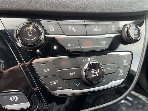 Used 2025 Chrysler Pacifica Select image 18