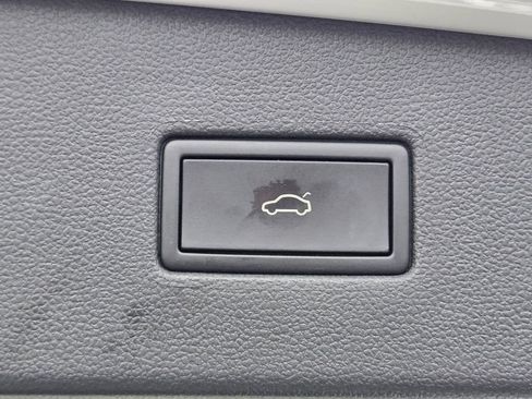 Used 2024 Volkswagen Tiguan SE image 12