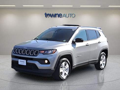 Used 2022 Jeep Compass Latitude w/ Convenience Group AWD/4WD image 3