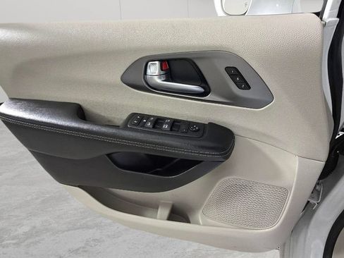 Used 2022 Chrysler Pacifica Touring-L FWD image 25