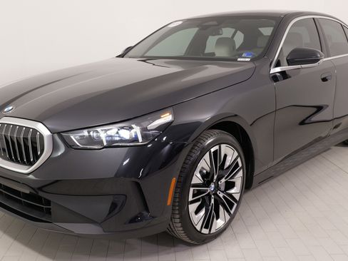 Used 2025 BMW 530i xDrive w/ Premium Package image 5