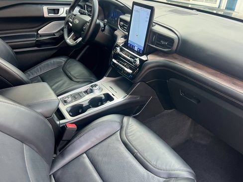 Used 2022 Ford Explorer Platinum w/ Equipment Group 601A AWD/4WD image 18