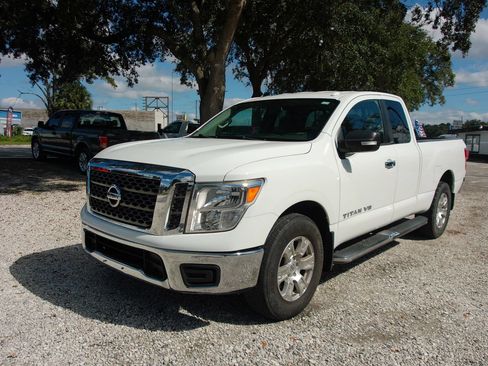 Used 2018 Nissan Titan SV AWD/4WD image 1